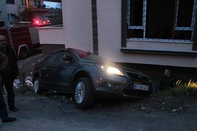 GER? KAÇIRDI?I ARACI DUVARDA ASILI KALDI ARACIN ?ÇER?S?NDE MAHSUR KALAN BAYAN SÜRÜCÜYÜ ?TFA?YE EK?PLER? KURTARDI