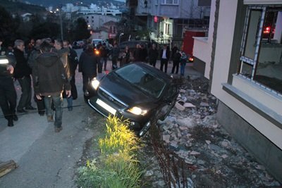 GER? KAÇIRDI?I ARACI DUVARDA ASILI KALDI ARACIN ?ÇER?S?NDE MAHSUR KALAN BAYAN SÜRÜCÜYÜ ?TFA?YE EK?PLER? KURTARDI