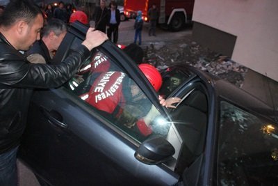 GER? KAÇIRDI?I ARACI DUVARDA ASILI KALDI ARACIN ?ÇER?S?NDE MAHSUR KALAN BAYAN SÜRÜCÜYÜ ?TFA?YE EK?PLER? KURTARDI