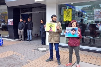 AK PART? B?NASINA ATTIKLARI YUMURTA ?? YER?NE ?SABET EDEN Ö?RENC?LER GÖZALTINA ALINDI