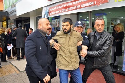 AK PART? B?NASINA ATTIKLARI YUMURTA ?? YER?NE ?SABET EDEN Ö?RENC?LER GÖZALTINA ALINDI