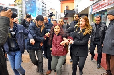 AK PARTİ BİNASINA ATTIKLARI YUMURTA İŞ YERİNE İSABET EDEN ÖĞRENCİLER GÖZALTINA ALINDI