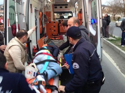 OTOMOB?L?N ÇARPTI?I GENÇ A?IR YARALANDI