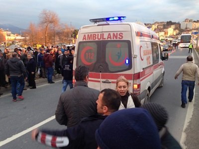 OTOMOB?L?N ÇARPTI?I GENÇ A?IR YARALANDI