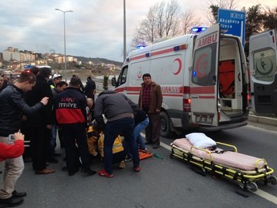 OTOMOBİLİN ÇARPTIĞI GENÇ AĞIR YARALANDI