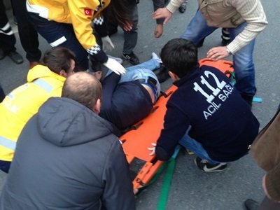 OTOMOB?L?N ÇARPTI?I GENÇ A?IR YARALANDI