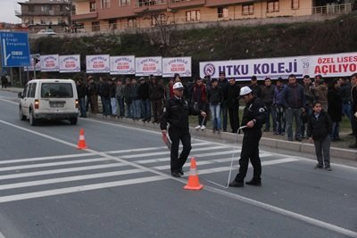 OTOMOB?L?N ÇARPTI?I GENÇ A?IR YARALANDI