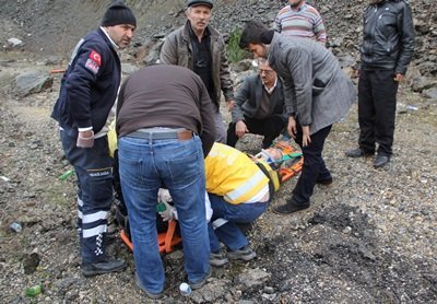 KARABÜK?TE TRAF?K KAZASI : 3 YARALI ?K? OTOMOB?L KAFA KAFAYA ÇARPI?TI