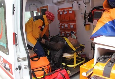 KARABÜK?TE TRAF?K KAZASI : 3 YARALI ?K? OTOMOB?L KAFA KAFAYA ÇARPI?TI