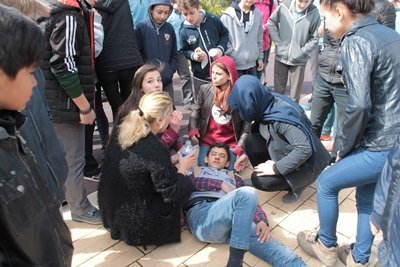 L?SEL? GENÇLER?N MOTOS?KLET MACERASI KAZAYLA SONUÇLANDI L?SEL? KIZLAR YARALI ARKADA?LARINI UYUTMAMAK VE B?L?NC?N? AÇIK TUTMAK ?Ç?N ?LG?NÇ SORULAR SORDU