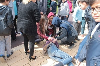 L?SEL? GENÇLER?N MOTOS?KLET MACERASI KAZAYLA SONUÇLANDI L?SEL? KIZLAR YARALI ARKADA?LARINI UYUTMAMAK VE B?L?NC?N? AÇIK TUTMAK ?Ç?N ?LG?NÇ SORULAR SORDU