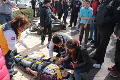 LİSELİ GENÇLERİN MOTOSİKLET MACERASI KAZAYLA SONUÇLANDI