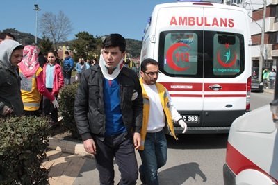 L?SEL? GENÇLER?N MOTOS?KLET MACERASI KAZAYLA SONUÇLANDI L?SEL? KIZLAR YARALI ARKADA?LARINI UYUTMAMAK VE B?L?NC?N? AÇIK TUTMAK ?Ç?N ?LG?NÇ SORULAR SORDU