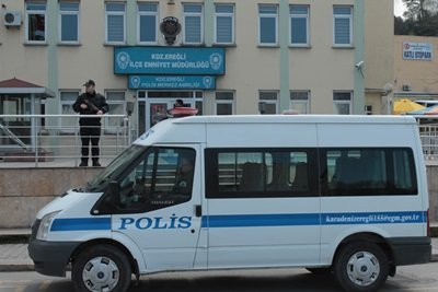 AYNI DÜKKANDA ÇALIŞAN BERBERLERİN BIÇAKLI KAVGASI