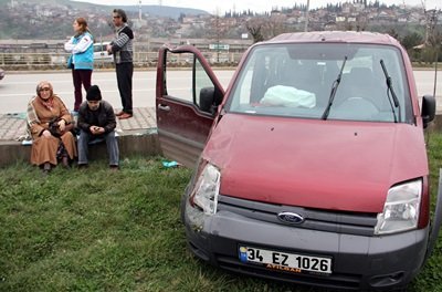 YOLDAN ÇIKAN OTOMOBİL TAKLA ATTI: 1 YARALI