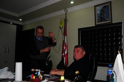 BELEDİYE BAŞKANI TOPLANTIDA FENALAŞTI