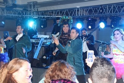 DEMET AKALIN’DAN KAVGA EDEN SEYİRCİLERE FIRÇA