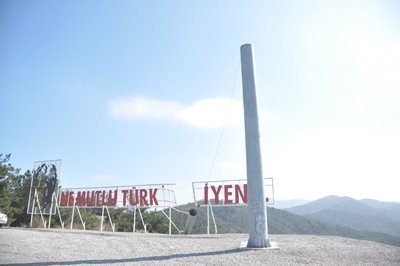 MUSLU TEPEKÖY’DE BAYRAK DİREĞİ YIKILDI