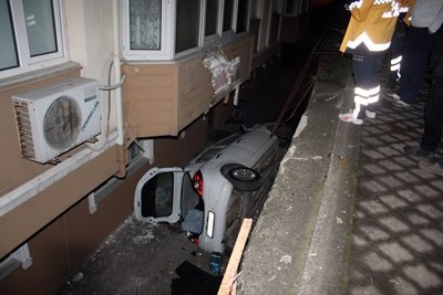 VİRAJI ALAMADI, APARTMAN BOŞLUĞUNA DÜŞTÜ