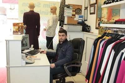 YARDIM ETT?KLER? K??? TARAFINDAN SOYULDULAR HIRSIZLIK ANI GÜVENL?K KAMERASINDA