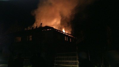 BARTIN'DA YALNIZ YA?AYAN YA?LI ADAMIN EV? YANDI YA?LI ADAM ÇARES?ZCE EV?N?N YANI?INI SEYRETT?