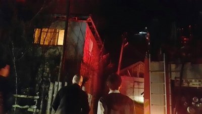 BARTIN'DA YALNIZ YA?AYAN YA?LI ADAMIN EV? YANDI YA?LI ADAM ÇARES?ZCE EV?N?N YANI?INI SEYRETT?