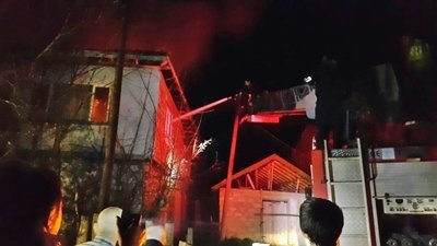 BARTIN'DA YALNIZ YA?AYAN YA?LI ADAMIN EV? YANDI YA?LI ADAM ÇARES?ZCE EV?N?N YANI?INI SEYRETT?