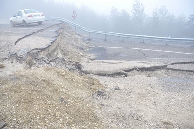 DEVREK'TE ÇÖKEN YOL ONARILMAYI BEKL?YOR ZONGULDAK'IN DEVREK ?LÇES? ?LE ERE?L?Y? BA?LAYAN YOL, YA?MUR VE KAR SEBEB?YLE ÇÖKTÜ