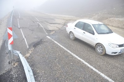 DEVREK’TE ÇÖKEN YOL ONARILMAYI BEKLİYOR