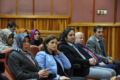 YAZAR AY?E BÖHÜRLER BEÜ?DE ?SLAM DÜNYASINDA KADIN SORUNLARINI ANLATTI