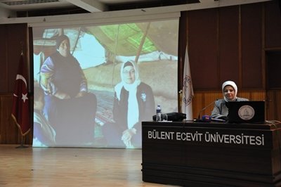 YAZAR AY?E BÖHÜRLER BEÜ?DE ?SLAM DÜNYASINDA KADIN SORUNLARINI ANLATTI