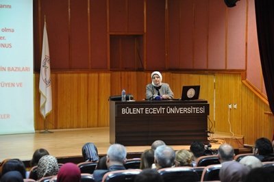 YAZAR AY?E BÖHÜRLER BEÜ?DE ?SLAM DÜNYASINDA KADIN SORUNLARINI ANLATTI