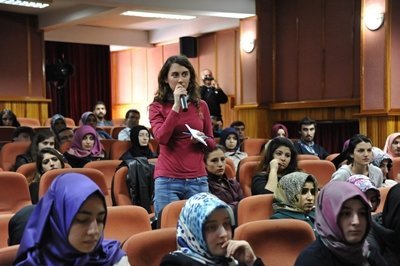 YAZAR AY?E BÖHÜRLER BEÜ?DE ?SLAM DÜNYASINDA KADIN SORUNLARINI ANLATTI