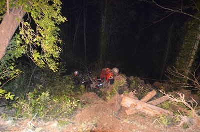 TOMRUK YÜKLÜ KAMYON DEVR?LD?; 1 ÖLÜ 3 YARALI