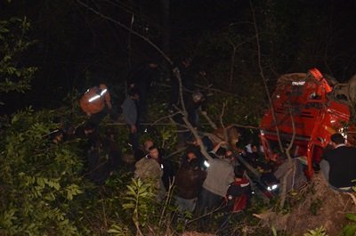 TOMRUK YÜKLÜ KAMYON DEVR?LD?; 1 ÖLÜ 3 YARALI