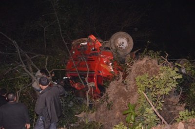 TOMRUK YÜKLÜ KAMYON DEVR?LD?; 1 ÖLÜ 3 YARALI