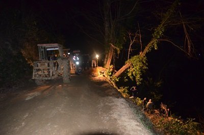 TOMRUK YÜKLÜ KAMYON DEVR?LD?; 1 ÖLÜ 3 YARALI