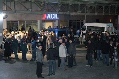 TOMRUK YÜKLÜ KAMYON DEVR?LD?; 1 ÖLÜ 3 YARALI