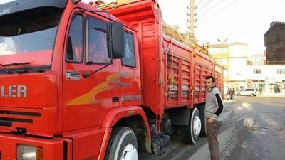 TOMRUK YÜKLÜ KAMYON DEVR?LD?; 1 ÖLÜ 3 YARALI