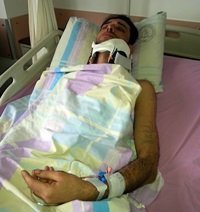 GAZETECİYİ SOPALARLA DÖVDÜLER