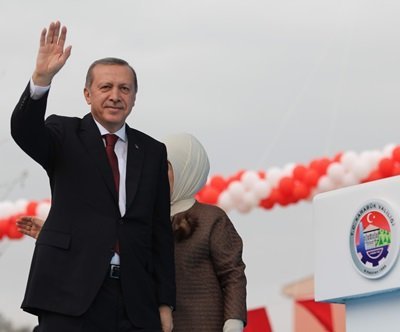 CUMHURBA?KANI ERDO?AN KARABÜK?TE CUMHURBA?KANI RECEP TAYY?P ERDO?AN: ?DOSYALAR AÇIKLANDIKÇA ?MAMLARI ?LE KAÇIYORLAR. MADEM SUÇUNUZ YOK N?YE KAÇIYORSUNUZ. N?YE, ÇÜNKÜ 1999?DA PENS?LVANYA?DAK? ÖYLE KAÇTI? ?BEN ÇÖZÜM SÜREC?N?N ÖNÜNDEY?M ARKASINDAYIM, HEPS?NDEN ÖNCE ?Ç?NDEY?M. BUNUN DI?INDA OLMAK MÜMKÜN DE??L?