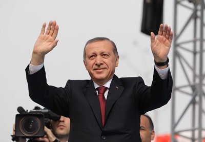 CUMHURBA?KANI ERDO?AN KARABÜK?TE CUMHURBA?KANI RECEP TAYY?P ERDO?AN: ?DOSYALAR AÇIKLANDIKÇA ?MAMLARI ?LE KAÇIYORLAR. MADEM SUÇUNUZ YOK N?YE KAÇIYORSUNUZ. N?YE, ÇÜNKÜ 1999?DA PENS?LVANYA?DAK? ÖYLE KAÇTI? ?BEN ÇÖZÜM SÜREC?N?N ÖNÜNDEY?M ARKASINDAYIM, HEPS?NDEN ÖNCE ?Ç?NDEY?M. BUNUN DI?INDA OLMAK MÜMKÜN DE??L?