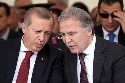 CUMHURBA?KANI ERDO?AN KARABÜK?TE CUMHURBA?KANI RECEP TAYY?P ERDO?AN: ?DOSYALAR AÇIKLANDIKÇA ?MAMLARI ?LE KAÇIYORLAR. MADEM SUÇUNUZ YOK N?YE KAÇIYORSUNUZ. N?YE, ÇÜNKÜ 1999?DA PENS?LVANYA?DAK? ÖYLE KAÇTI? ?BEN ÇÖZÜM SÜREC?N?N ÖNÜNDEY?M ARKASINDAYIM, HEPS?NDEN ÖNCE ?Ç?NDEY?M. BUNUN DI?INDA OLMAK MÜMKÜN DE??L?