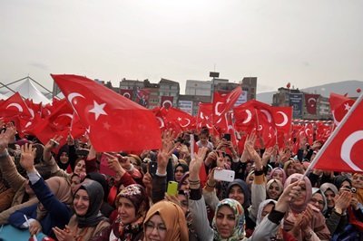 CUMHURBA?KANI ERDO?AN KARABÜK?TE CUMHURBA?KANI RECEP TAYY?P ERDO?AN: ?DOSYALAR AÇIKLANDIKÇA ?MAMLARI ?LE KAÇIYORLAR. MADEM SUÇUNUZ YOK N?YE KAÇIYORSUNUZ. N?YE, ÇÜNKÜ 1999?DA PENS?LVANYA?DAK? ÖYLE KAÇTI? ?BEN ÇÖZÜM SÜREC?N?N ÖNÜNDEY?M ARKASINDAYIM, HEPS?NDEN ÖNCE ?Ç?NDEY?M. BUNUN DI?INDA OLMAK MÜMKÜN DE??L?