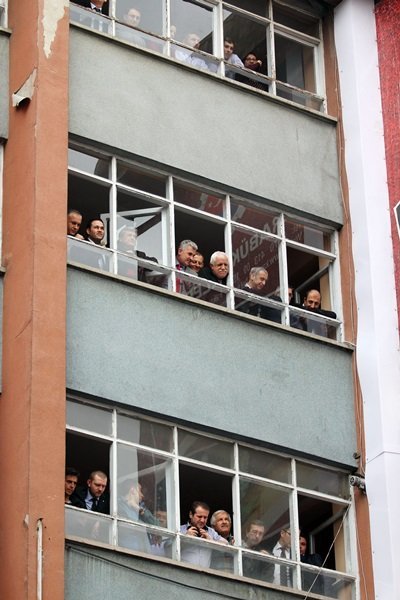 CUMHURBA?KANI ERDO?AN KARABÜK?TE CUMHURBA?KANI RECEP TAYY?P ERDO?AN: ?DOSYALAR AÇIKLANDIKÇA ?MAMLARI ?LE KAÇIYORLAR. MADEM SUÇUNUZ YOK N?YE KAÇIYORSUNUZ. N?YE, ÇÜNKÜ 1999?DA PENS?LVANYA?DAK? ÖYLE KAÇTI? ?BEN ÇÖZÜM SÜREC?N?N ÖNÜNDEY?M ARKASINDAYIM, HEPS?NDEN ÖNCE ?Ç?NDEY?M. BUNUN DI?INDA OLMAK MÜMKÜN DE??L?