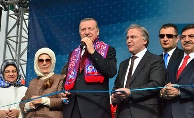 CUMHURBA?KANI ERDO?AN KARABÜK?TE CUMHURBA?KANI RECEP TAYY?P ERDO?AN: ?MEVCUT S?STEM B?Z? BURAYA KADAR GET?RD?. ??MD? PAT?NAJ BA?LADI. BUNU SONA ERD?RMEK ?Ç?N BA?KANLIK S?STEM?. NEFES TAZELEMEM?Z, S?STEM? YEN?LEMEM?Z GEREK?YOR? ?GEÇT???M?Z 12 YILDA 7 SEÇ?M, 2 REFERANDUMDA KAFALARINI HEP DUVARA VURDULAR. HALA BUNLARI Ö?RENEMED?LER AMA Ö?RENECEKLER?