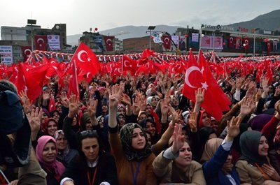 CUMHURBA?KANI ERDO?AN KARABÜK?TE CUMHURBA?KANI RECEP TAYY?P ERDO?AN: ?MEVCUT S?STEM B?Z? BURAYA KADAR GET?RD?. ??MD? PAT?NAJ BA?LADI. BUNU SONA ERD?RMEK ?Ç?N BA?KANLIK S?STEM?. NEFES TAZELEMEM?Z, S?STEM? YEN?LEMEM?Z GEREK?YOR? ?GEÇT???M?Z 12 YILDA 7 SEÇ?M, 2 REFERANDUMDA KAFALARINI HEP DUVARA VURDULAR. HALA BUNLARI Ö?RENEMED?LER AMA Ö?RENECEKLER?