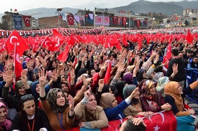 CUMHURBA?KANI ERDO?AN KARABÜK?TE CUMHURBA?KANI RECEP TAYY?P ERDO?AN: ?MEVCUT S?STEM B?Z? BURAYA KADAR GET?RD?. ??MD? PAT?NAJ BA?LADI. BUNU SONA ERD?RMEK ?Ç?N BA?KANLIK S?STEM?. NEFES TAZELEMEM?Z, S?STEM? YEN?LEMEM?Z GEREK?YOR? ?GEÇT???M?Z 12 YILDA 7 SEÇ?M, 2 REFERANDUMDA KAFALARINI HEP DUVARA VURDULAR. HALA BUNLARI Ö?RENEMED?LER AMA Ö?RENECEKLER?