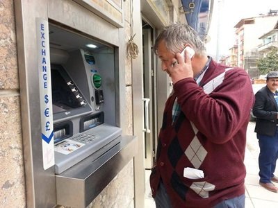 (ÖZEL HABER)BARTIN'DA 5 YIL ÖNCE 60 B?N L?RASINI KAPTIRAN YA?LI ADAM TELEFON DOLANDIRICILARINA 16 B?N L?RA DAHA KAPTIRDI DOLANDIRILAN YA?LI ADAM GÖZYA?LARINA HAK?M OLAMADI DOLANDIRICILAR ?Ç?N 16 B?N L?RA KRED? ÇEKT?