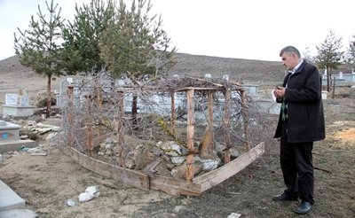 (ÖZEL HABER) CENAZE AVCISI AYILARA TÜRK ??? ÇÖZÜM AYI SALDIRILARI, NALBURDA TEL SATI?LARINI ARTTIRDI KASTAMONU'DA AYILARIN SALDIRISI ÜZER?NE VATANDA?LAR ÇAREY? MEZARLARIN ÜSTÜNÜ TEL ÖRGÜ KAPATMAKTA BULDU